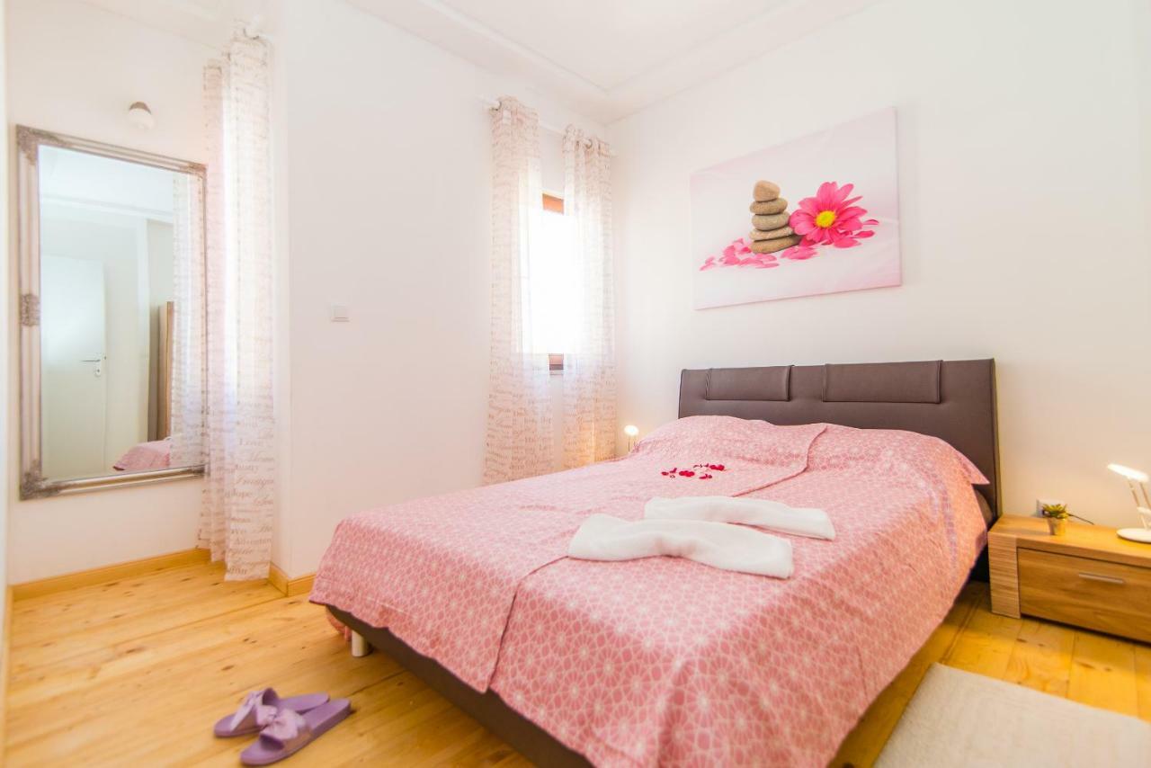 Charming House On The Beach And Deluxe Apartment Póla Kültér fotó