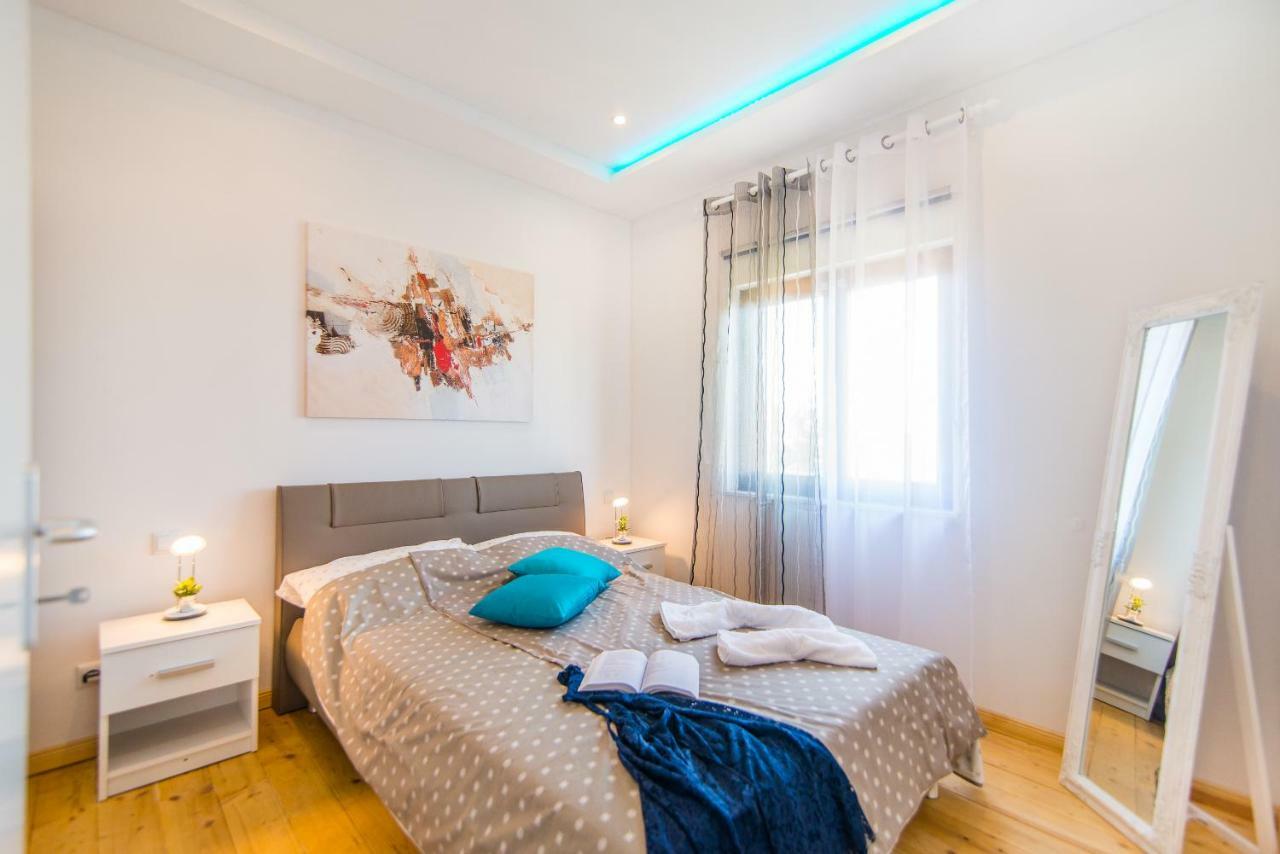 Charming House On The Beach And Deluxe Apartment Póla Kültér fotó